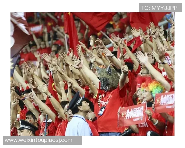 今晚中国足球比赛激情四溢球迷齐聚为国争光期待精彩瞬间